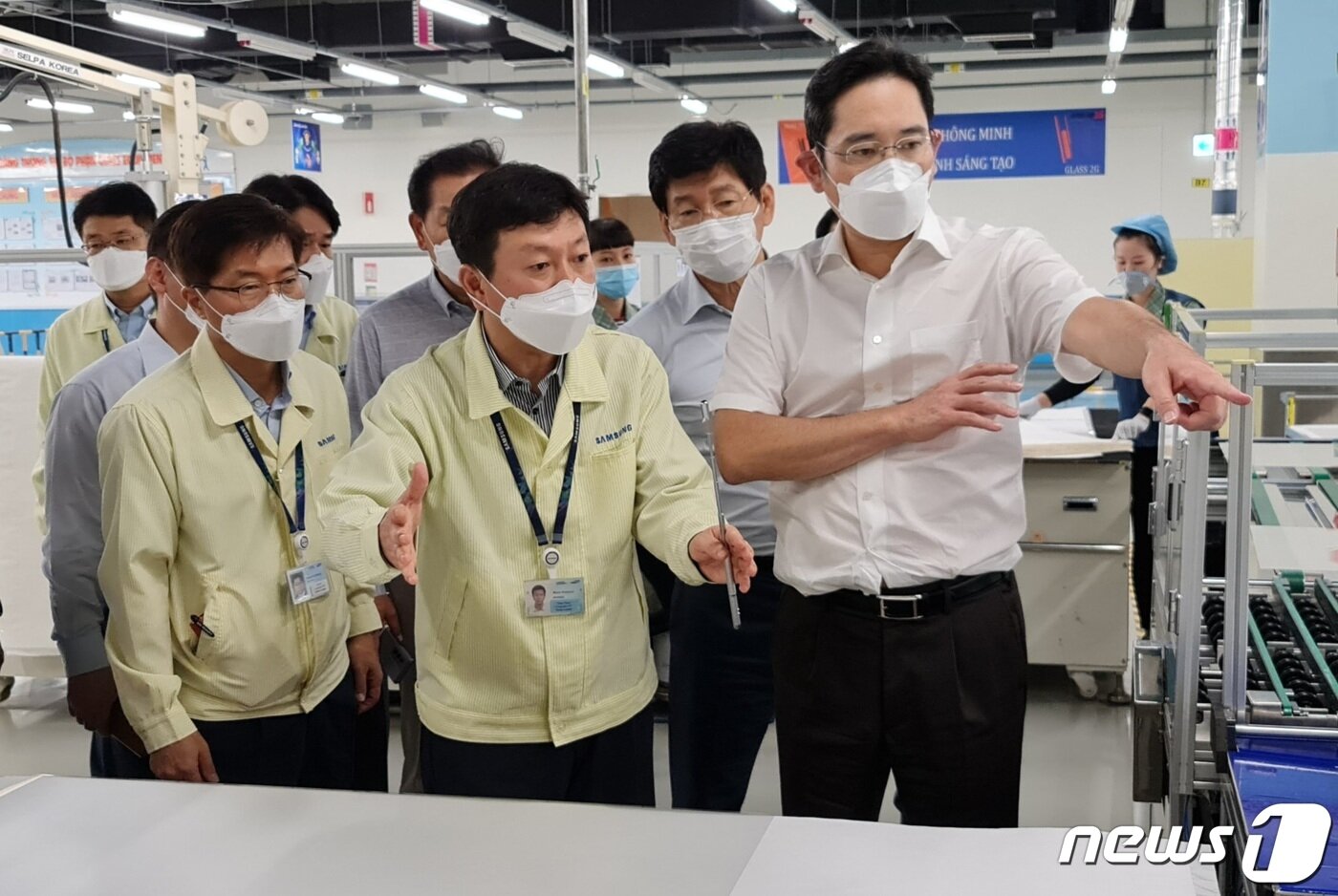 본문 이미지 - 이재용 삼성전자 부회장이 20~21일 베트남 하노이 인근 삼성 복합단지를 찾아 스마트폰 생산공장 등을 점검하고 있다. (삼성전자 제공) 2020.10.22/뉴스1