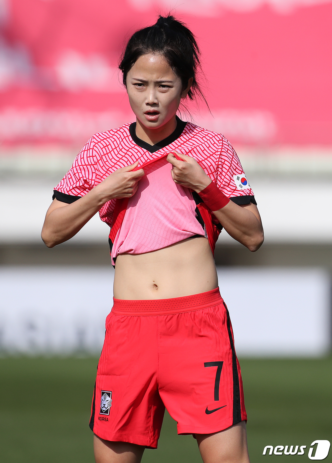 (파주=뉴스1) 김진환 기자 = 22일 오후 경기도 파주시 파주스타디움에서 열린 ‘신세계 이마트 후원 여자축구국가대표팀 스페셜매치’ 여자 국가대표팀과 여자 U-20대표팀의 경기에서 …