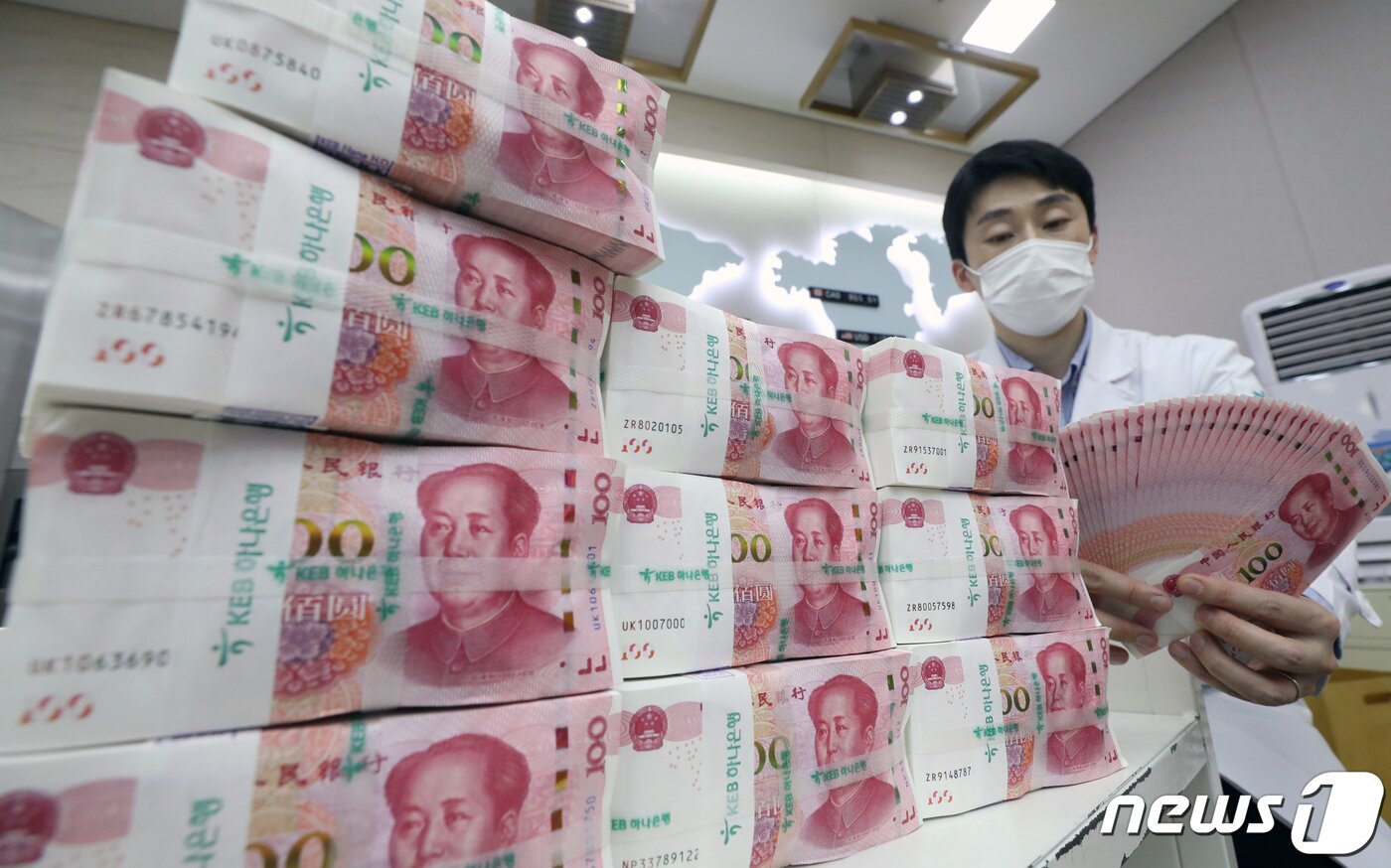 본문 이미지 - 서울 중구 외환은행 위변조대응센터에서 직원이 위안화를 확인하고 있다. 2020.10.22/뉴스1 ⓒ News1 송원영 기자