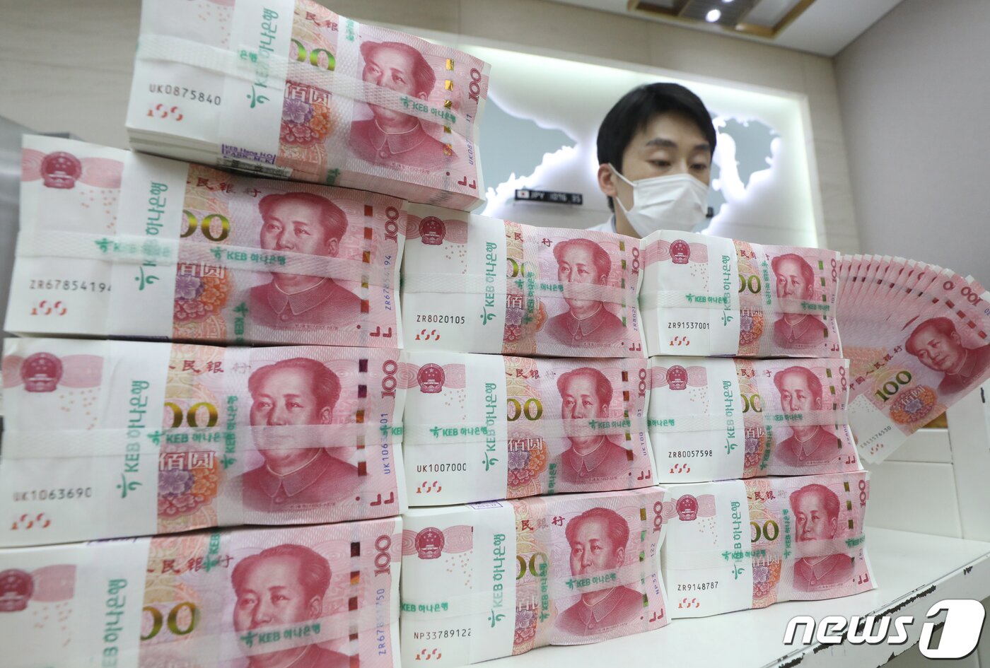 본문 이미지 - 서울 중구 외환은행 위변조대응센터에서 직원이 위안화를 확인하고 있다. 2020.10.22/뉴스1 ⓒ News1 송원영 기자