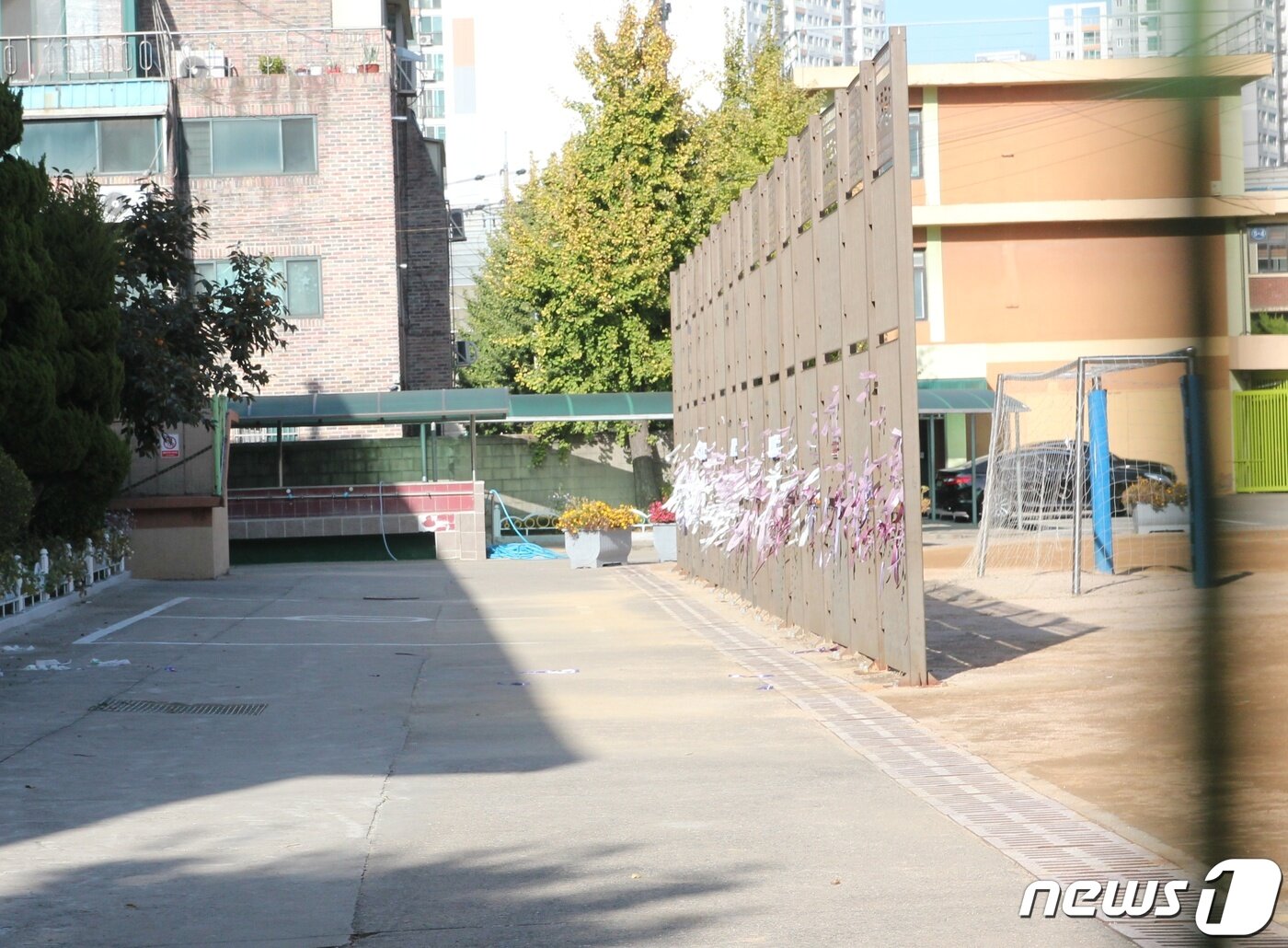 본문 이미지 - 22일 오후 인천시 미추홀구 '라면형제'의 모교에는 숨진 동생을 추모하는 행사가 열렸다. 등교 학생들은 동생을 추모하고 형의 회복을 염원하는 마음을 리본에 적은 뒤 학교 내 설치된 철조망에 묶었다.2020.10.22/뉴스1 ⓒ News1 박아론 기자