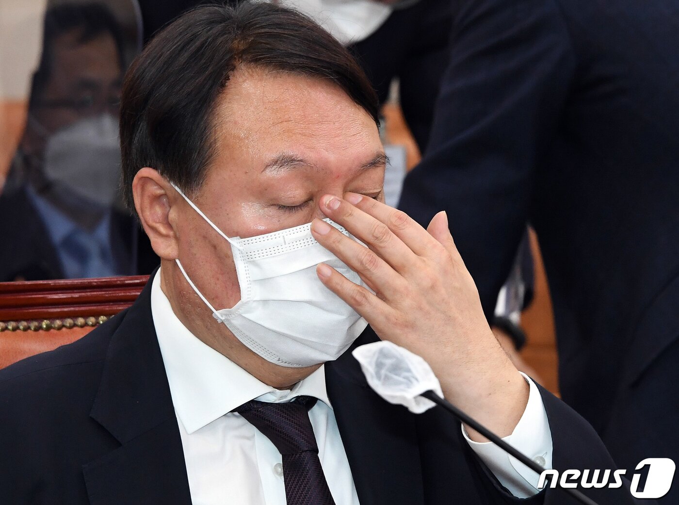 본문 이미지 - 윤석열 검찰총장이 22일 국회에서 열린 법제사법위원회 대검찰청 국정감사에서 피곤한 표정으로 눈가를 만지고 있다. 2020.10.22/뉴스1 ⓒ News1 성동훈 기자