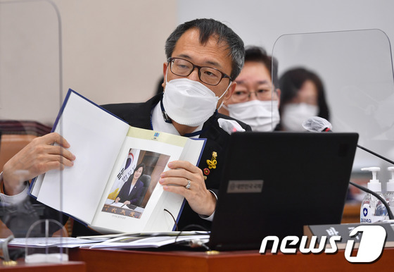 [국감]추미애 장관 사진 보이며 질의하는 박주민 의원