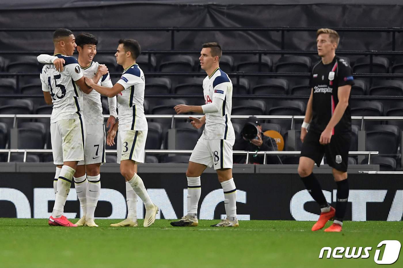 본문 이미지 - 후반에 교체투입된 손흥민이 30여분 정도만 뛰면서도 쐐기골을 뽑아내며 존재감을 과시했다. ⓒ AFP=뉴스1