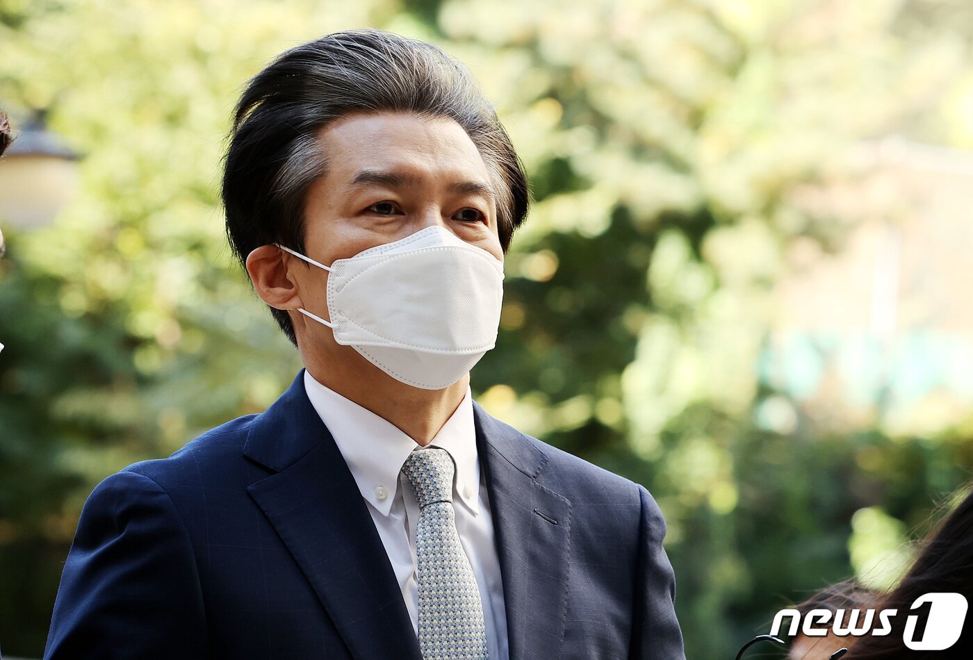 본문 이미지 - 유재수 전 부산시 경제부시장 감찰무마 등 혐의를 받고 있는 조국 전 법무부 장관이 지난달 23일 오전 서울 서초동 서울중앙지법에서 열린 공판에 출석하고 있다. 2020.10.23/뉴스1 ⓒ News1 박지혜 기자