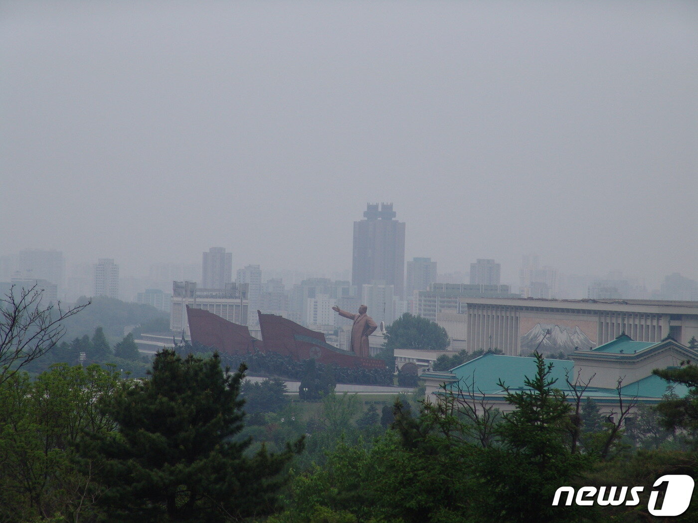 본문 이미지 - 모란봉 을밀대에서 내려다 본 만수대언덕의 김일성 동상과 조선혁명박물관. 고구려 때 평양성에 도읍하면서 왕이 기거하던 궁이 있던 자리로 추정된다. &#40;미디어한국학 제공&#41; 2020.10.24.ⓒ 뉴스1