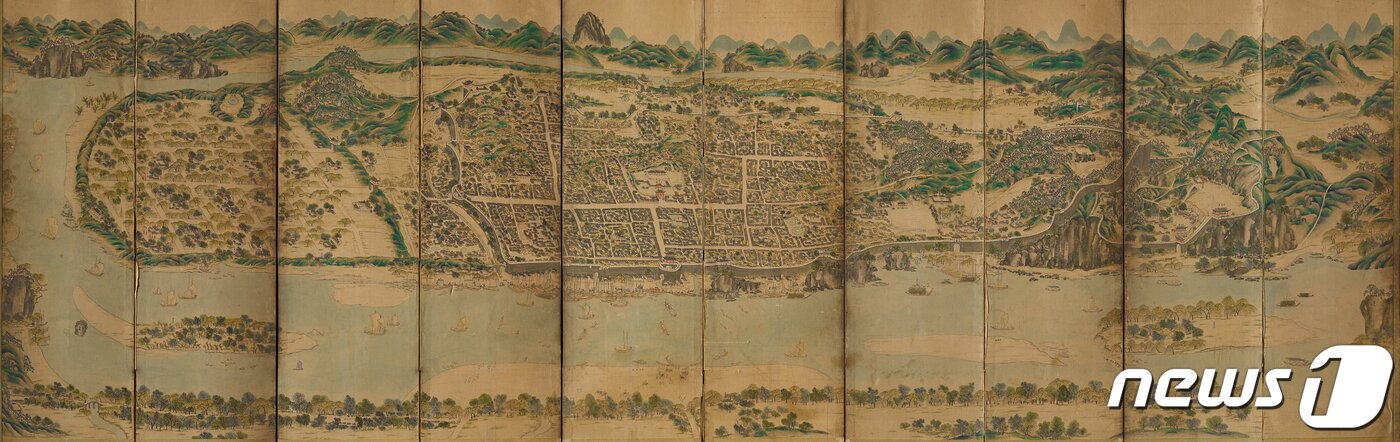 본문 이미지 - 20세기 초에 그린 평양성도. 6세기 고구려의 수도성으로 건설된 이후로 1,300여 년 동안 번성한 평양성의 전경이 비교적 상세하게 그려져 있다. &#40;국립중앙박물관 제공&#41; 2020.10.24.ⓒ 뉴스1