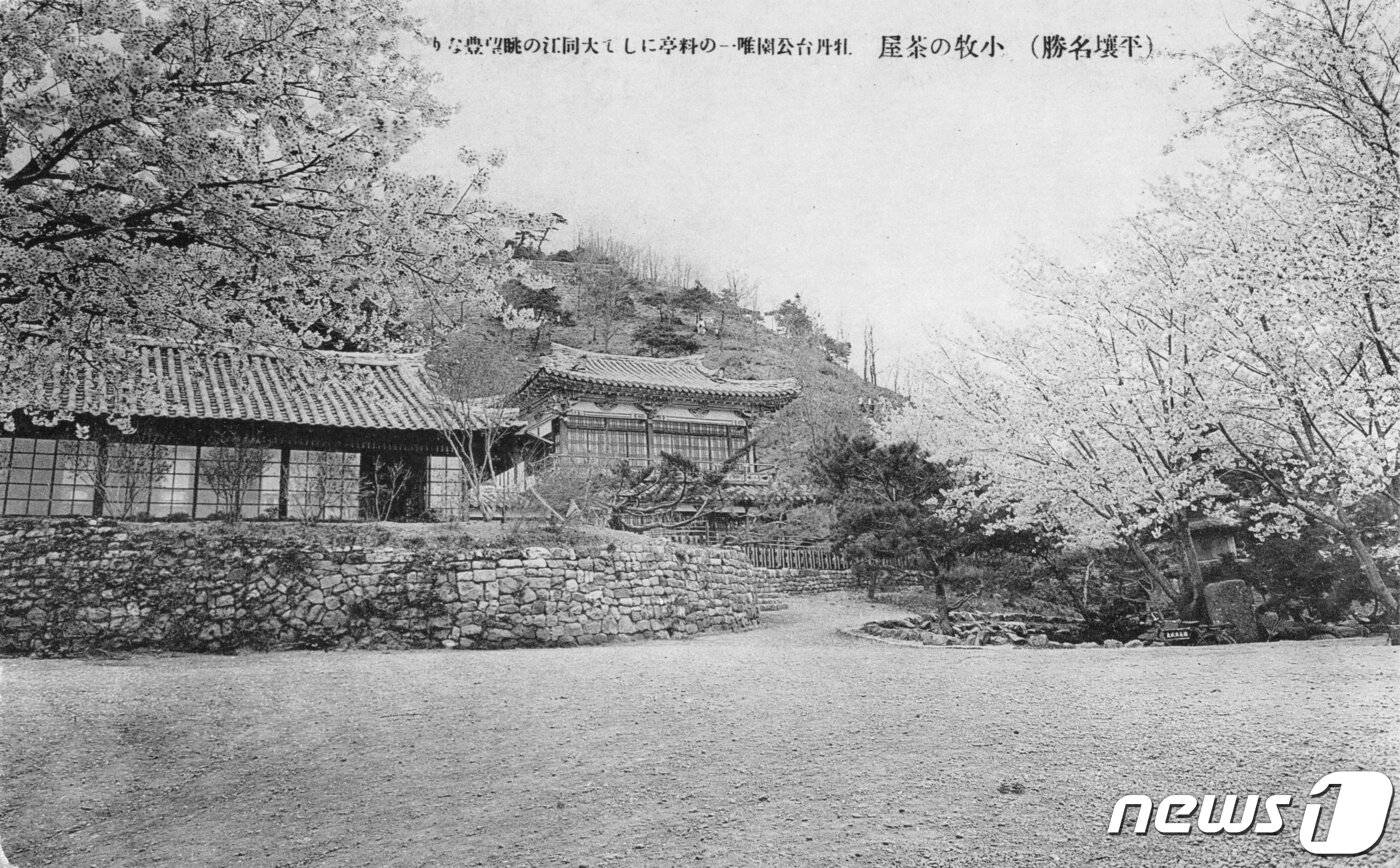 본문 이미지 - 고구려 때 처음 세워진 사찰 영명사 대웅전 옆 건물에 들어선 일제강점기의 차집&#40;料亭&#41;. 일제강점기에 촬영된 평양 기생들의 화보사진은 상당수 이곳에서 촬영된 것이다. &#40;미디어한국학 제공&#41; 2020.10.24. ⓒ 뉴스1