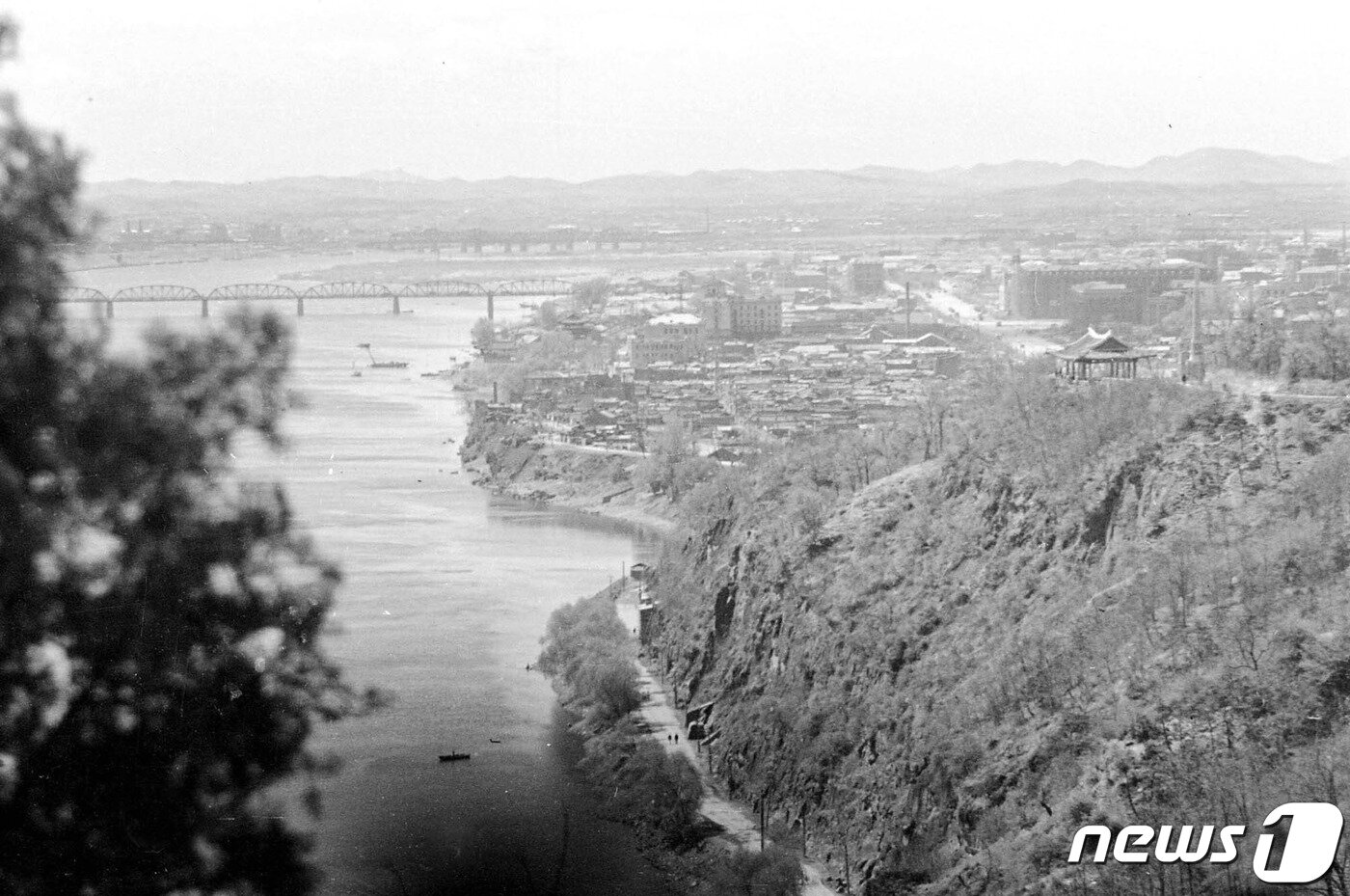 본문 이미지 - 1955년 경 모란봉 최승대에서 촬영한 대동교, 모란봉과 평양 중심부의 모습. 6·25전쟁으로 대부분의 건물과 산림이 파괴되고, 청류정, 대동문 등의 문루들도 피해를 입었다. &#40;미디어한국학 제공&#41; 2020.10.24. ⓒ 뉴스1