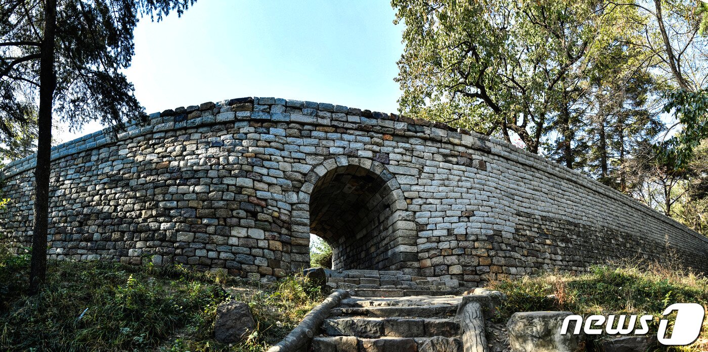 본문 이미지 - 평양성 북성의 동암문 바깥 성벽 전경. 현재까지 고구려 성벽이 가장 잘 남아 있는 지역이다. 암문은 평상시에는 막아두었다가 왜적이 침입할 때마다 적정을 탐지하거나 적을 기습하는 등 유사시에만 사용했다. &#40;미디어한국학 제공&#41; 2020.10.24. ⓒ 뉴스1