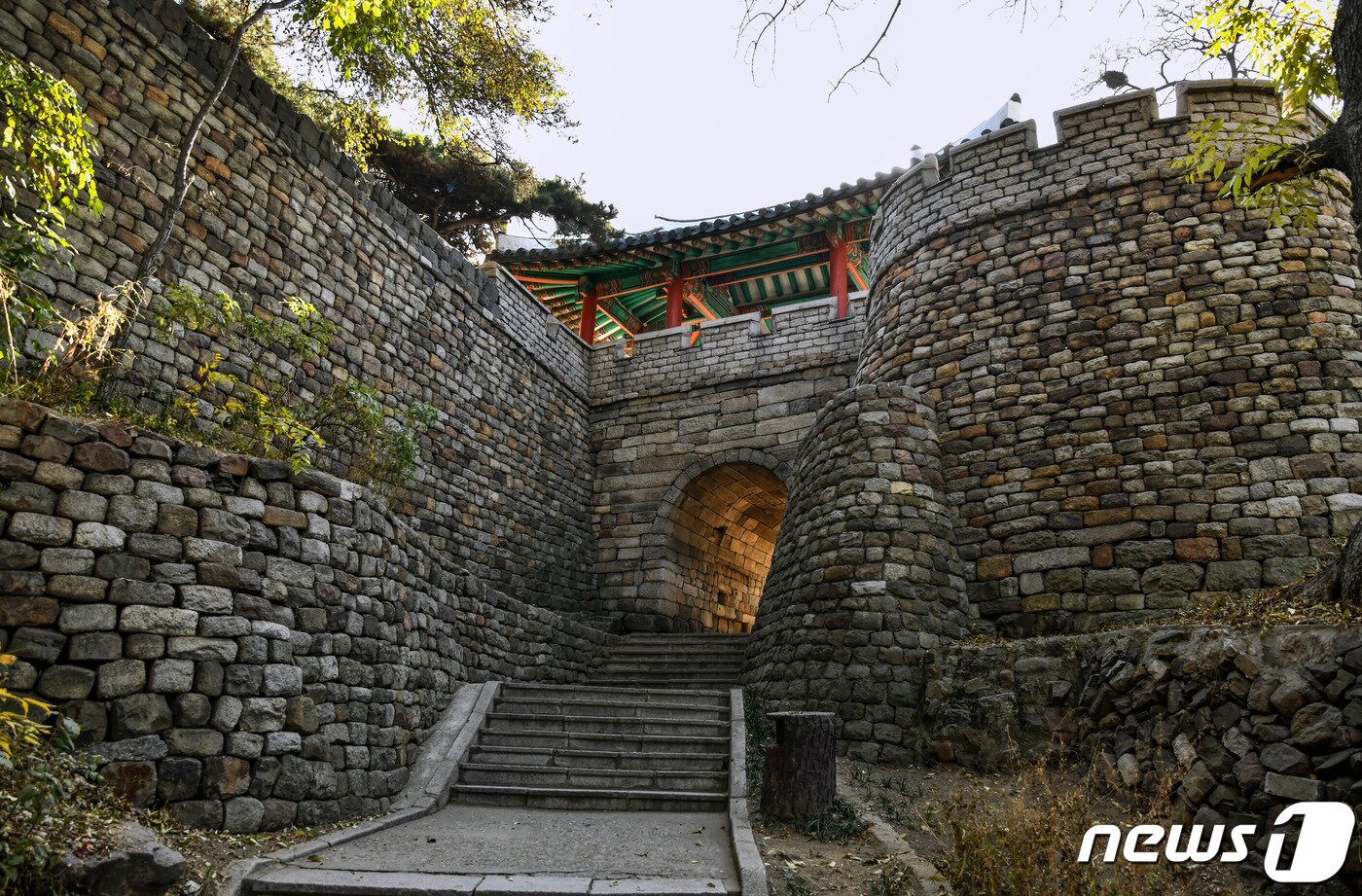 본문 이미지 - 평양성 내성의 북문인 칠성문과 바깥에 세워진 옹벽의 모습. &#40;미디어한국학 제공&#41; 2020.10.24.ⓒ 뉴스1