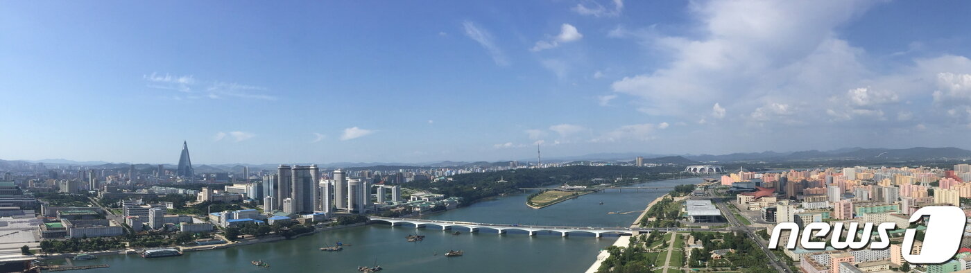 본문 이미지 - 주체사상탑 전망대에서 본 평양 중심부의 모습. 사진 가장 오른쪽 멀리 보이는 곳이 평양 천도 후 고구려의 첫 수도성&#40;대성산성과 안학궁&#41;이 있던 대성산이고, 중앙의 방송탑 앞쪽으로 보이는 산이 모란봉으로 천도 후 평양성의 외성&#40;외성&#41;이 있던 지역이다. 사진상 대동강가에 있는 유람선에서 멀리 높게 보이는 류경호텔 앞쪽 보통강을 동쪽으로 모란봉 중턱 모란봉극장까지를 에워싼 성벽이 내성&#40;內城&#41;구역, 김일성광장부터 북서쪽에 있는 해방산과 창광산을 포괄하는 지역이 중성&#40;中城&#41;구역에 해당한다. &#40;미디어한국학 제공&#41; 2020.10.24.ⓒ 뉴스1
