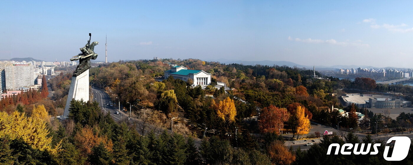 본문 이미지 - 만수대언덕에서 바라다 본 모란봉 전경. 고구려 때 평양성의 북성이 있던 곳으로, 도로가 나서면 성벽이 끊어졌지만 도로 오른쪽으로 평양성곽의 흔적들이 남아 있다. 중앙에 보이는 건물이 모란봉극장으로 1948년 4월 김구&#40;金九&#41;, 김규식&#40;金奎植&#41; 등 남측인사들이 참석한 가운데 남북연석회의가 열렸던 곳이다. &#40;미디어한국학 제공&#41; 2020.10.24.ⓒ 뉴스1