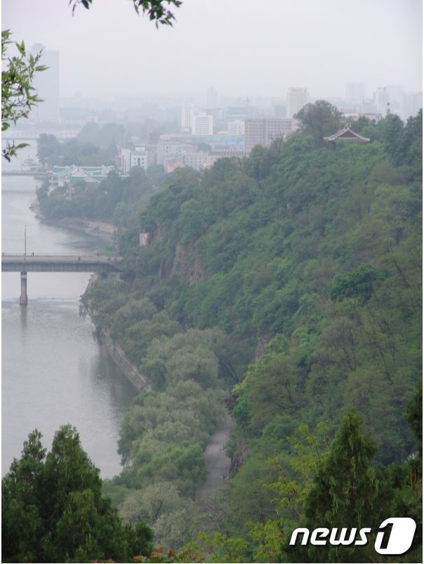 본문 이미지 - 금수산 정상에 있는 최승대에서 내려다 본 청류벽&#40;淸流壁&#41;. 평양성의 외성이 있던 금수산 동쪽은 대동강과 접해 있고, 예로부터 ‘청류벽’이라고 부르는 절벽으로 이뤄져 천혜의 요새를 이루고 있다. 위쪽으로 북한이 새로 세운 감찬정이 보인다. &#40;미디어한국학 제공&#41; 2020.10.24.ⓒ 뉴스1