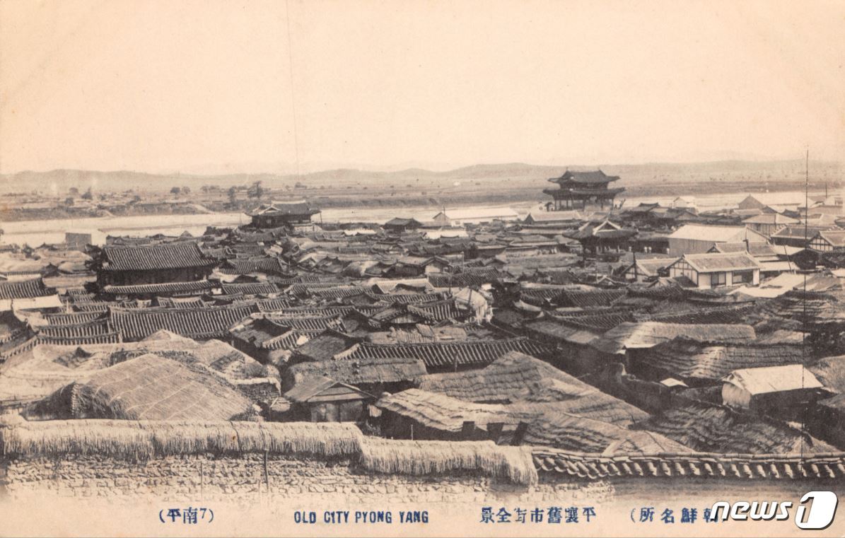 본문 이미지 - 일제강점기 대동강변 대동문&#40;오른쪽&#41;, 연광정과 평양성 내성구역의 건물과 기와집들. 지금은 대동문과 연광정을 제외하고 모두 사라졌다. 그나마 대동문의 서쪽에 있던 평양성 내성의 서문 정해문의 문루는 1927년에 모란봉으로 옮겨져 ‘청류정’이란 이름으로 지금까지 남아 있다. &#40;미디어한국학 제공&#41; 2020.10.24.ⓒ 뉴스1