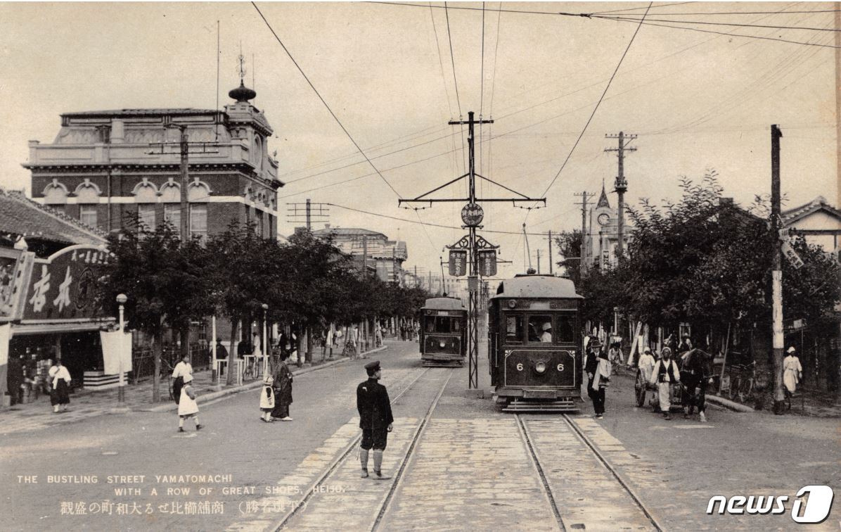 본문 이미지 - 일제강점기에 평양의 중심부에 조성된 일본인 거리 야마토마치&#40;大和町&#41;의 모습. 일본식 건물이 들어서고, 전차선이 부설되면서 전통가옥과 평양성의 성곽들이 많이 허물어졌다. &#40;미디어한국학 제공&#41; 2020.10.24.ⓒ 뉴스1