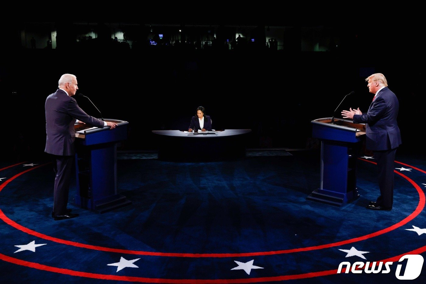 본문 이미지 - 미 민주당 대선 후보인 조 바이든 미국 대통령과  공화당 대선 후보인 도널드 트럼프 전 대통령이 오는 27일 첫 TV 토론회에서 맞붙는다. 사진은 지난 2020년 당시 조 바이든 민주당 대선후보와 공화당 대선 후보인 트럼프 대통령이 TV 토론을 벌이는 모습. ⓒ AFP=뉴스1 ⓒ News1 우동명 기자