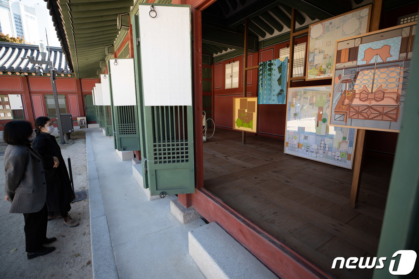 (서울=뉴스1) 이재명 기자 = 23일 오전 서울 중구 덕수궁 함녕전 앞마당에서 열린 아트 플랜트 아시아 2020: 토끼 방향 오브젝트를 찾은 관람객들이 전시작품을 살펴보고 있다. …