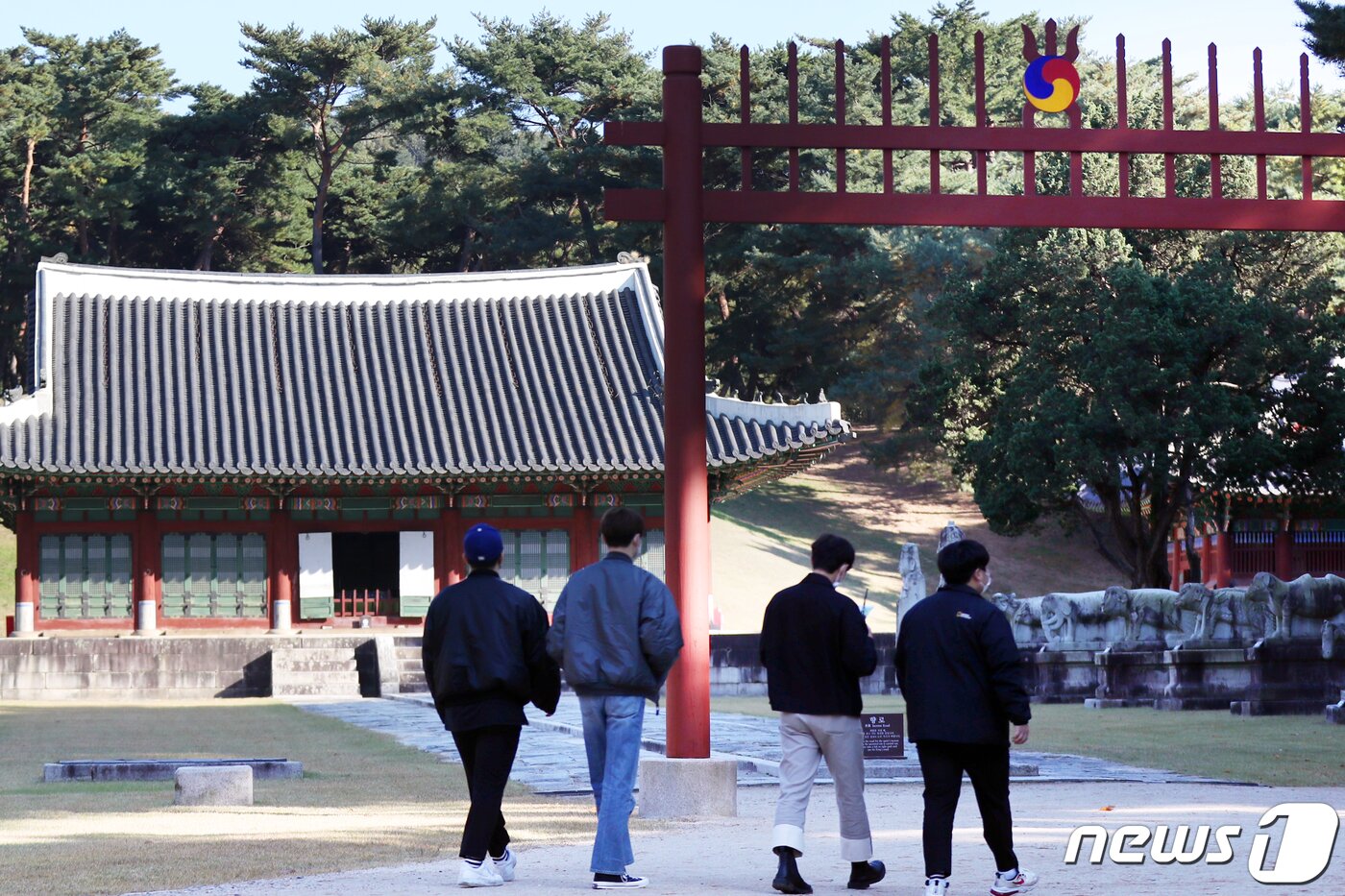 본문 이미지 - 경기 남양주 홍릉과 영릉 일대에서 시민들이 산책을 즐기고 있다.  2020.10.23/뉴스1 ⓒ News1 민경석 기자