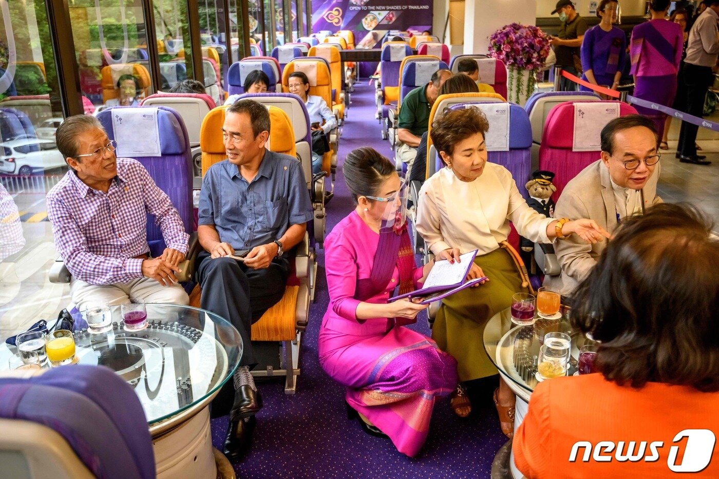 본문 이미지 - 태국 방콕에서 운영 중인 타이항공의 기내 레스토랑 ⓒ AFP=뉴스1