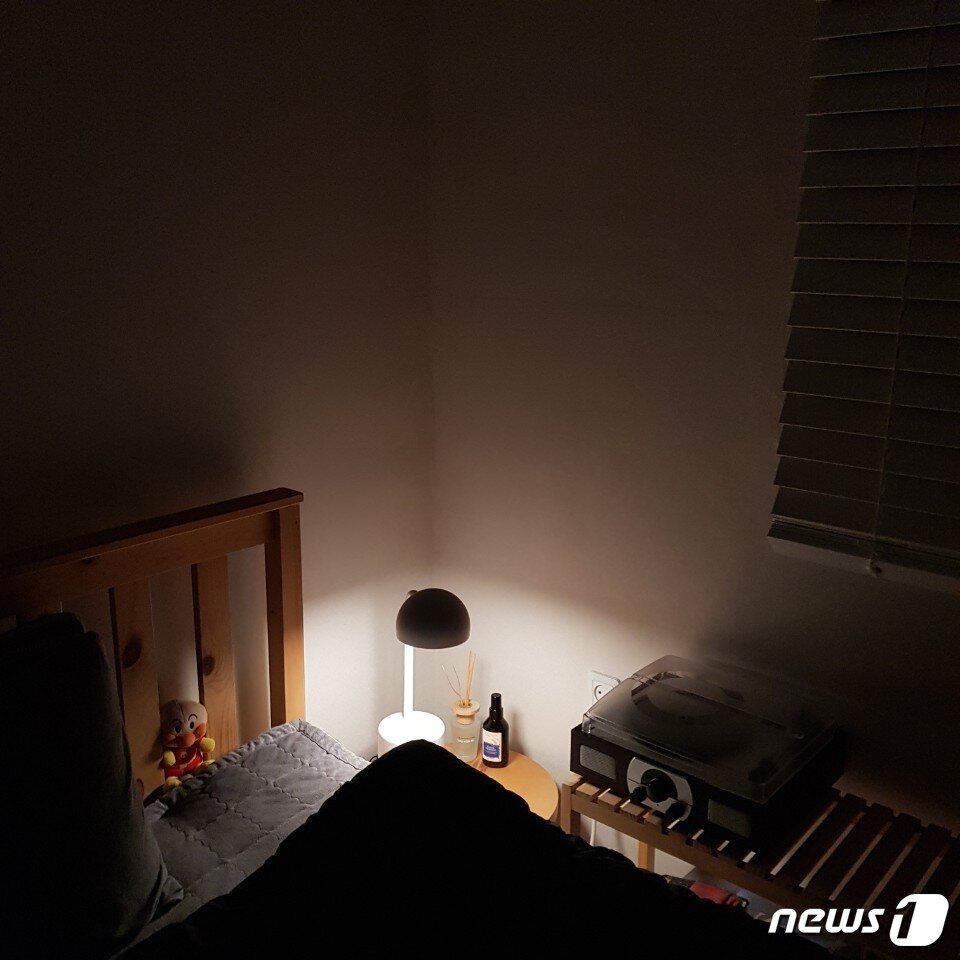 본문 이미지 - 침실 조명으로도 유용하게 쓸 수 있는 네이버 클로바램프. 조명 색 온도도 분위기나 상황에 맞춰 간편하게 변경할 수 있다. 기존 인테리어를 해치지 않는 디자인도 마음에 든다. ⓒ 뉴스1 송화연 기자