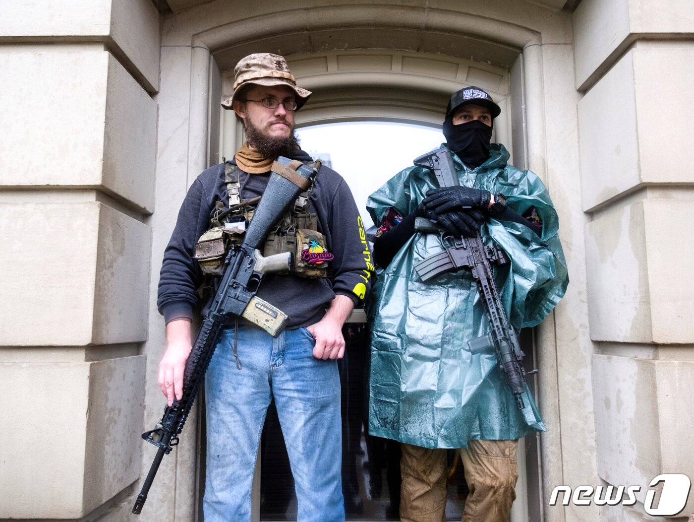 본문 이미지 - 무장시위를 벌이고 있는 시위대 ⓒ 로이터=뉴스1 ⓒ News1 