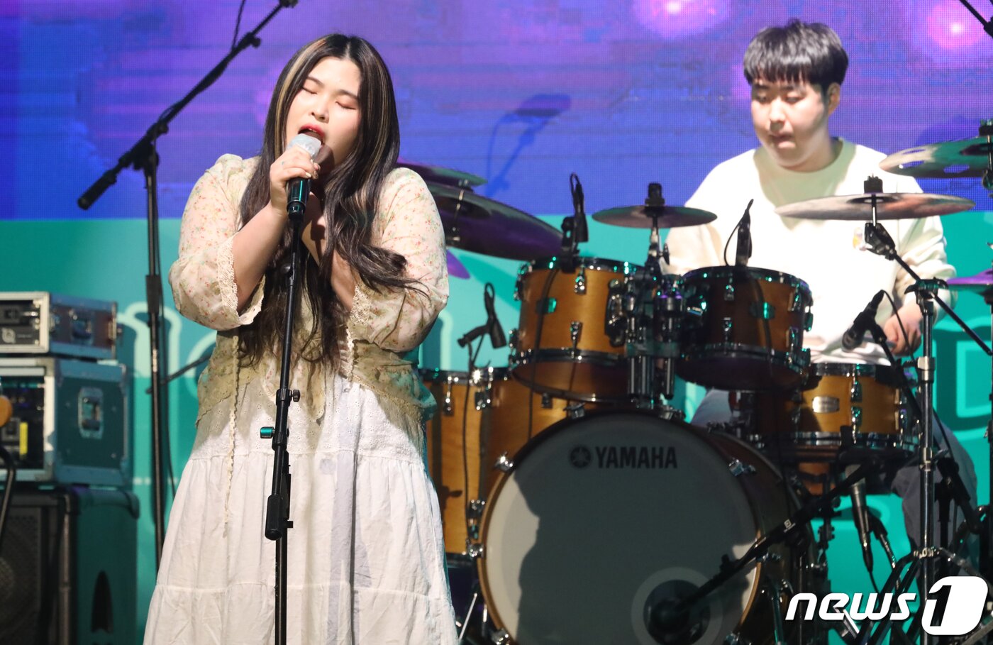 본문 이미지 - 24일 오후 경북 구미코에서 열린 제2회 청춘대학가요제 본선에서 인가상을 수상한 여주대학교 아야아야아이야 팀이 자작곡 '아이야'를 부르고 있다. 2020.10.24/뉴스1 ⓒ News1 정우용 기자