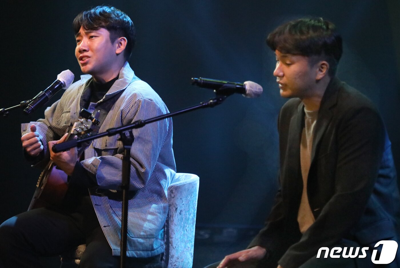본문 이미지 - 24일 오후 경북 구미코에서 열린 제2회 청춘대학가요제 본선에서 은상을 수상한 경희대학교 웅가딩가팀이 '길'란 노래를 부르고 있다. 2020.10.24/뉴스1 ⓒ News1 정우용 기자