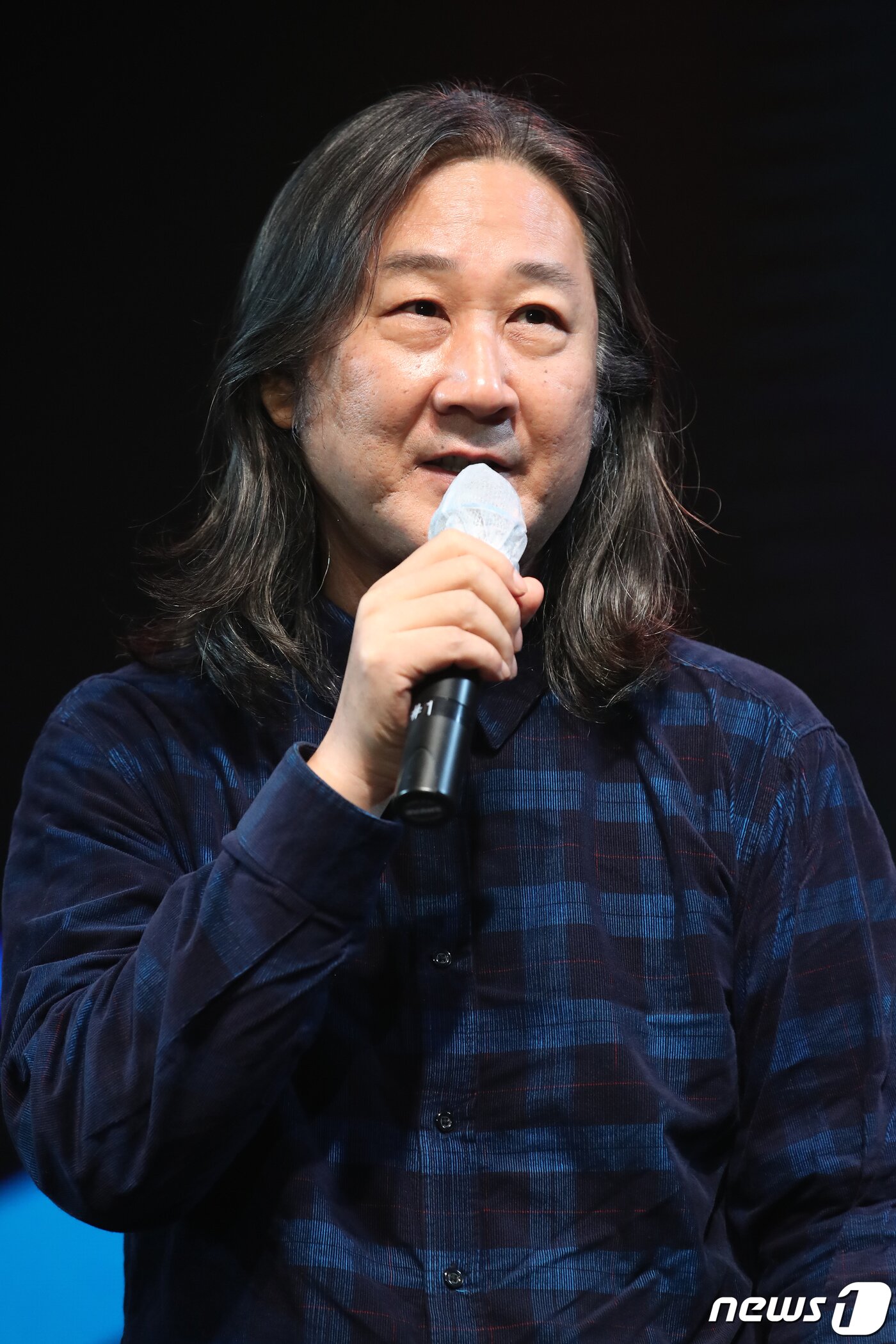 본문 이미지 - 백두산의 기타리스트 김도균이 24일 오후 경북 구미시 구미코(GUMICO) 컨벤션센터에서 열린 '2020 청춘대학가요제'에서 심사평을 전하고 있다. 2020.10.24/뉴스1 ⓒ News1 공정식 기자