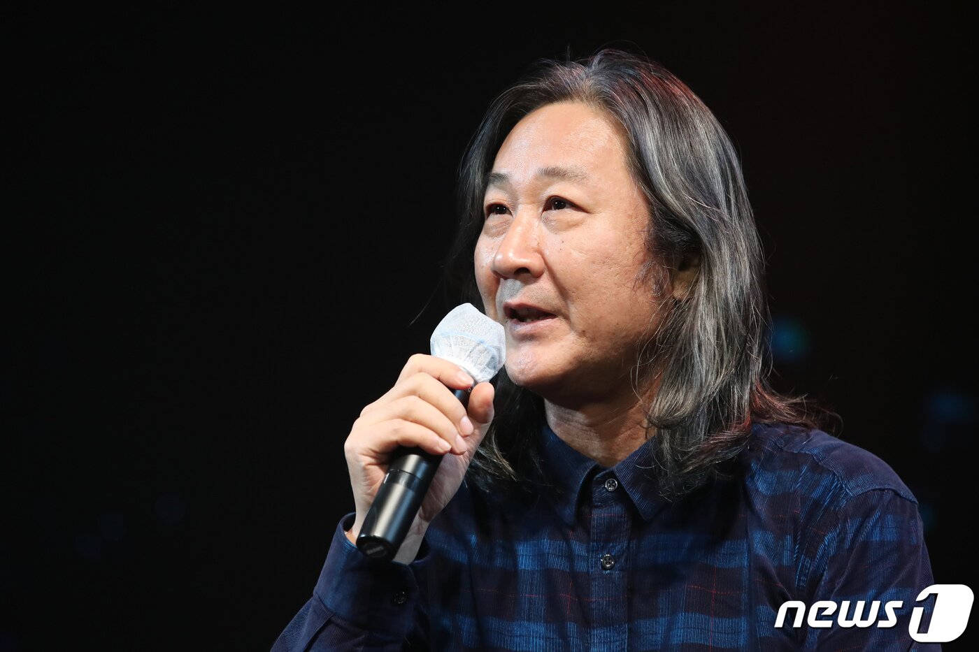 본문 이미지 - 백두산의 기타리스트 김도균이 24일 오후 경북 구미시 구미코(GUMICO) 컨벤션센터에서 열린 '2020 청춘대학가요제'에서 심사평을 전하고 있다. 2020.10.24/뉴스1 ⓒ News1 공정식 기자