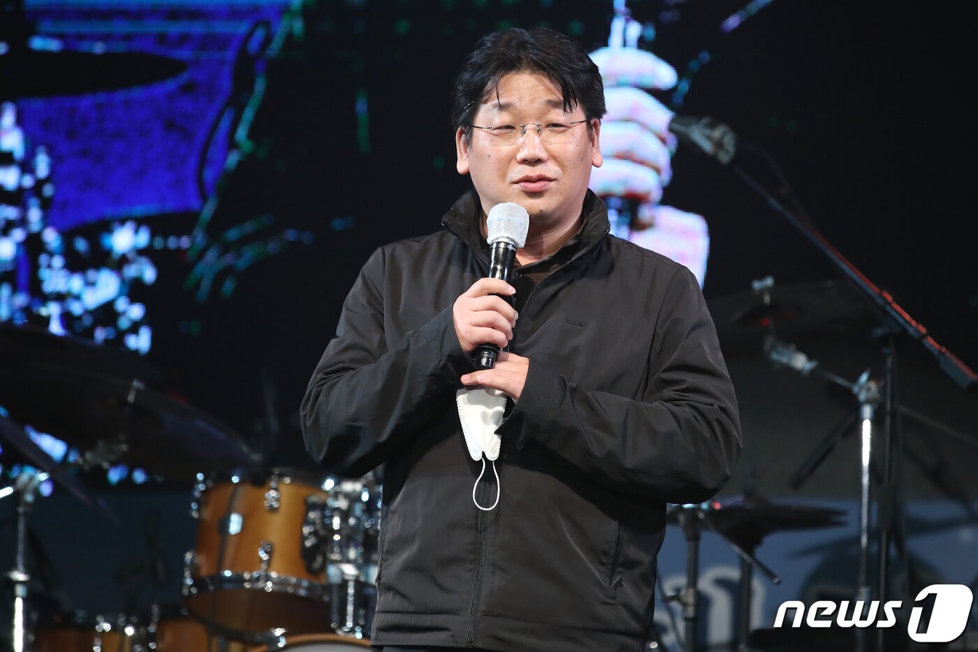 본문 이미지 - 노경환 중부대학교 실용음악과 교수가 24일 오후 경북 구미시 구미코(GUMICO) 컨벤션센터에서 열린 '2020 청춘대학가요제'에서 심사평을 전하고 있다. 2020.10.24/뉴스1 ⓒ News1 공정식 기자