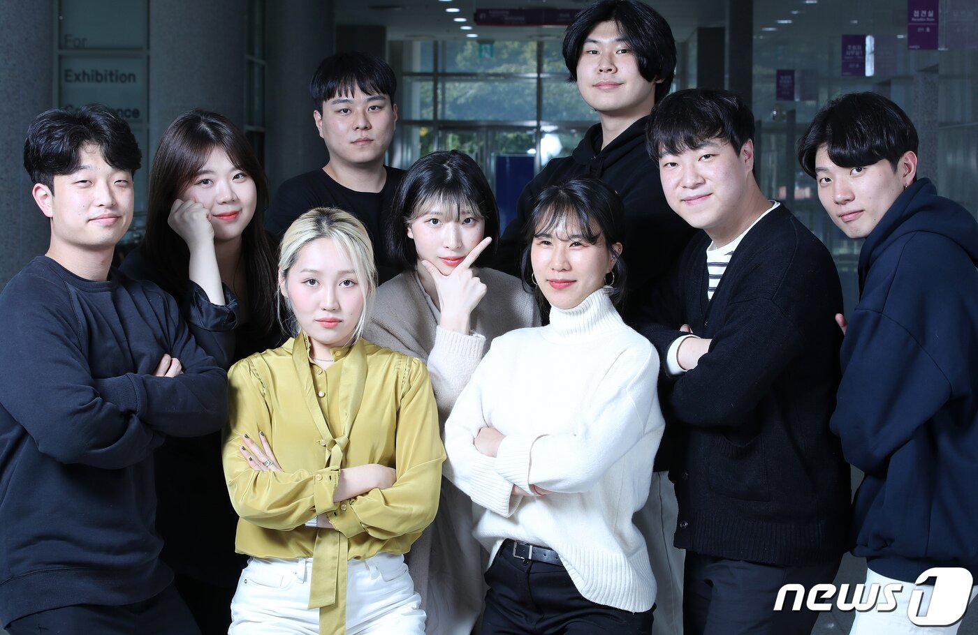 본문 이미지 - 24일 오후 경북 구미시 구미코(GUMICO) 컨벤션센터에서 열린 '2020 청춘대학가요제'에서 대상을 차지한 동아방송예술대학교 마아름밴드(왼쪽부터 김동균, 오소영, 김수정, 김교령, 이성규, 마아름, 김광훈, 오세필, 이재일)가 공연을 앞두고 포즈를 취하고 있다. 2020.10.24/뉴스1 ⓒ News1 공정식 기자