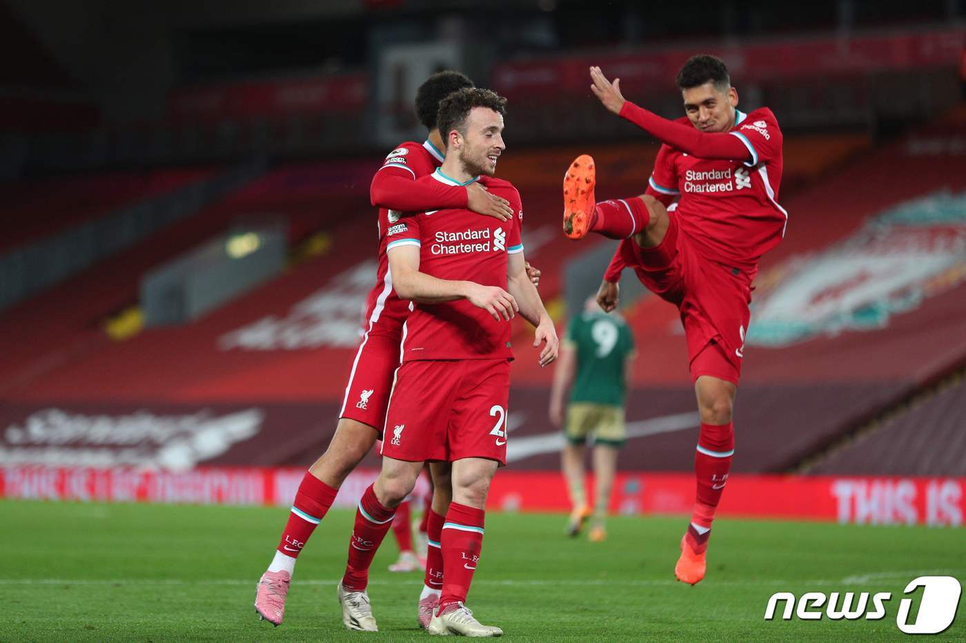 본문 이미지 - 리버풀 선수들이 25일(한국시간) 영국 리버풀의 안필드에서 열린 셰필드 유나이티드와의 2020-21 잉글랜드 프리미어리그(EPL) 6라운드에서 득점 후 기뻐하고 있다. ⓒ AFP=뉴스1