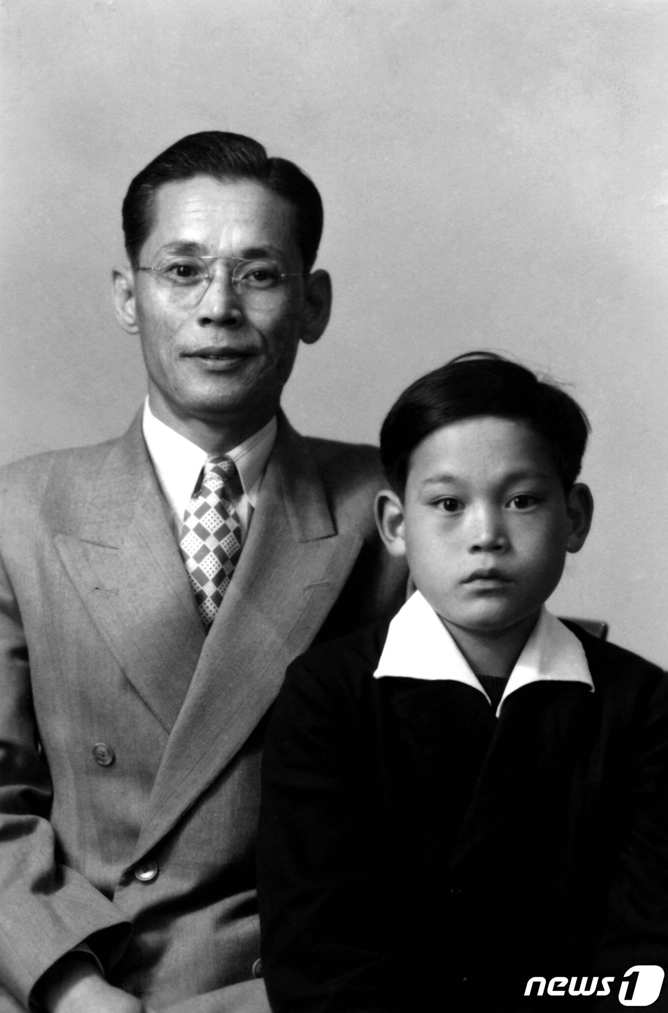 본문 이미지 - 이건희 삼성그룹 회장이 25일 서울 일원동 서울삼성병원에서 별세했다. 향년 78세. 1942년 에서 태어난 고인(故人)은 부친인 이병철 삼성창업주 별세 이후 1987년 삼성그룹 2대 회장에 올라 삼성그룹을 이끌었다. 사진은 부친인 이병철 삼성창업주와 기념 촬영한 이건희 회장 유년모습. (삼성전자 제공)2020.10.25/뉴스1