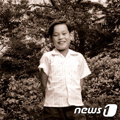 본문 이미지 - 이건희 삼성그룹 회장이 25일 서울 일원동 서울삼성병원에서 별세했다. 향년 78세. 1942년 에서 태어난 고인(故人)은 부친인 이병철 삼성창업주 별세 이후 1987년 삼성그룹 2대 회장에 올라 삼성그룹을 이끌었다. 사진은 환하게 웃고 있는 이건희 회장 유년 모습. (삼성전자 제공)2020.10.25/뉴스1