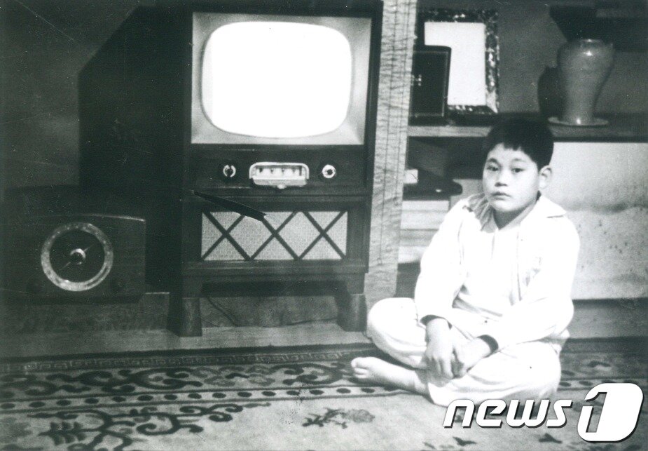 본문 이미지 - 이건희 삼성그룹 회장이 25일 서울 일원동 서울삼성병원에서 별세했다. 향년 78세. 1942년에 태어난 고인(故人)은 부친인 이병철 삼성창업주 별세 이후 1987년 삼성그룹 2대 회장에 올라 삼성그룹을 이끌었다. 사진은 이건희 회장 유년 모습. (삼성전자 제공)2020.10.25/뉴스1