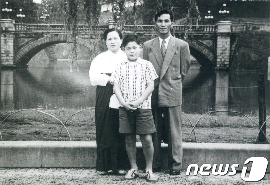 본문 이미지 - 이건희 삼성그룹 회장이 25일 서울 일원동 서울삼성병원에서 별세했다. 향년 78세. 1942년에 태어난 고인(故人)은 부친인 이병철 삼성창업주 별세 이후 1987년 삼성그룹 2대 회장에 올라 삼성그룹을 이끌었다. 사진은 이건희 회장 유년 모습. (삼성전자 제공)2020.10.25/뉴스1
