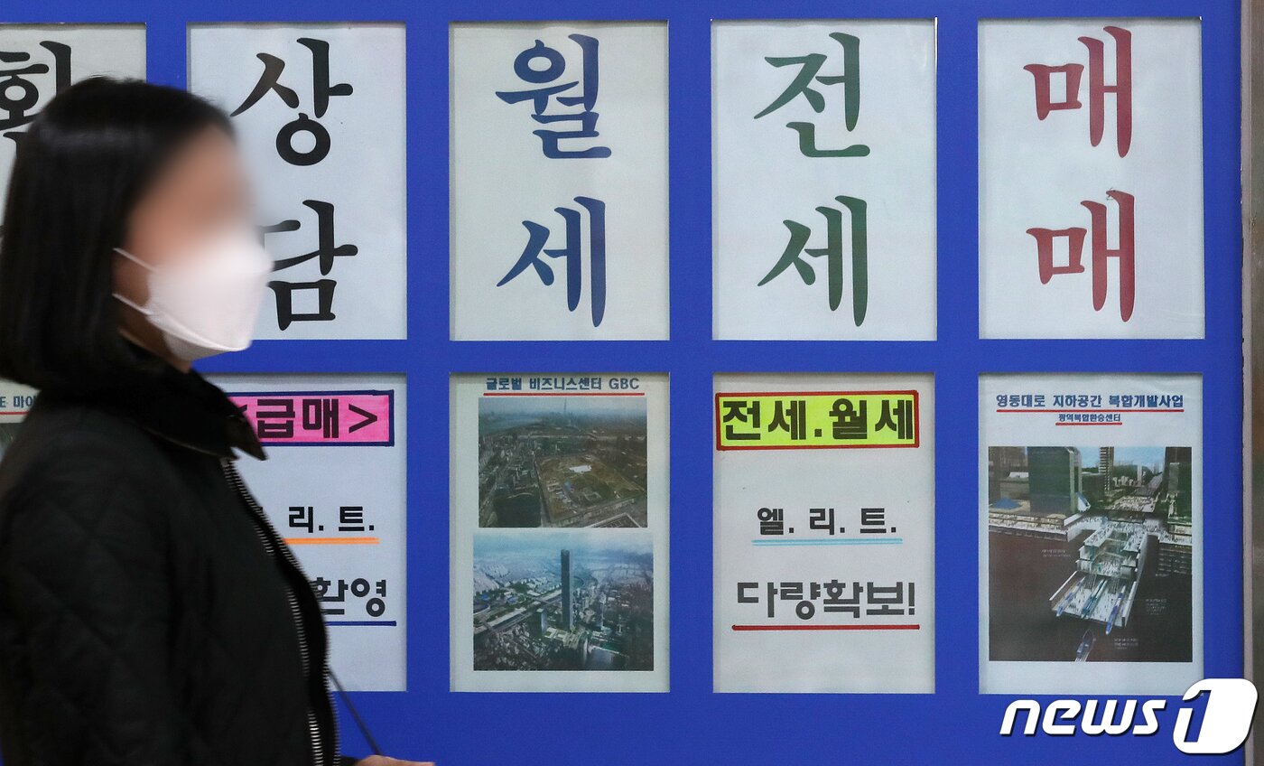 본문 이미지 - 서울 시내 한 부동산 공인중개업소의 모습. 2020.10.25./뉴스1 ⓒ News1 김진환 기자