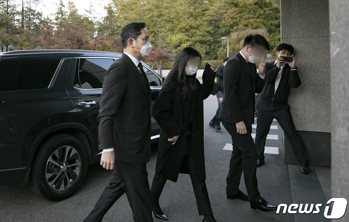 본문 이미지 - 이재용 삼성전자 부회장이 25일 오후 故 이건희 삼성그룹 회장 빈소가 마련된 서울 삼성병원 장례식장에 들어서고 있다. 2020.10.25/뉴스1 ⓒ News1 황기선 기자