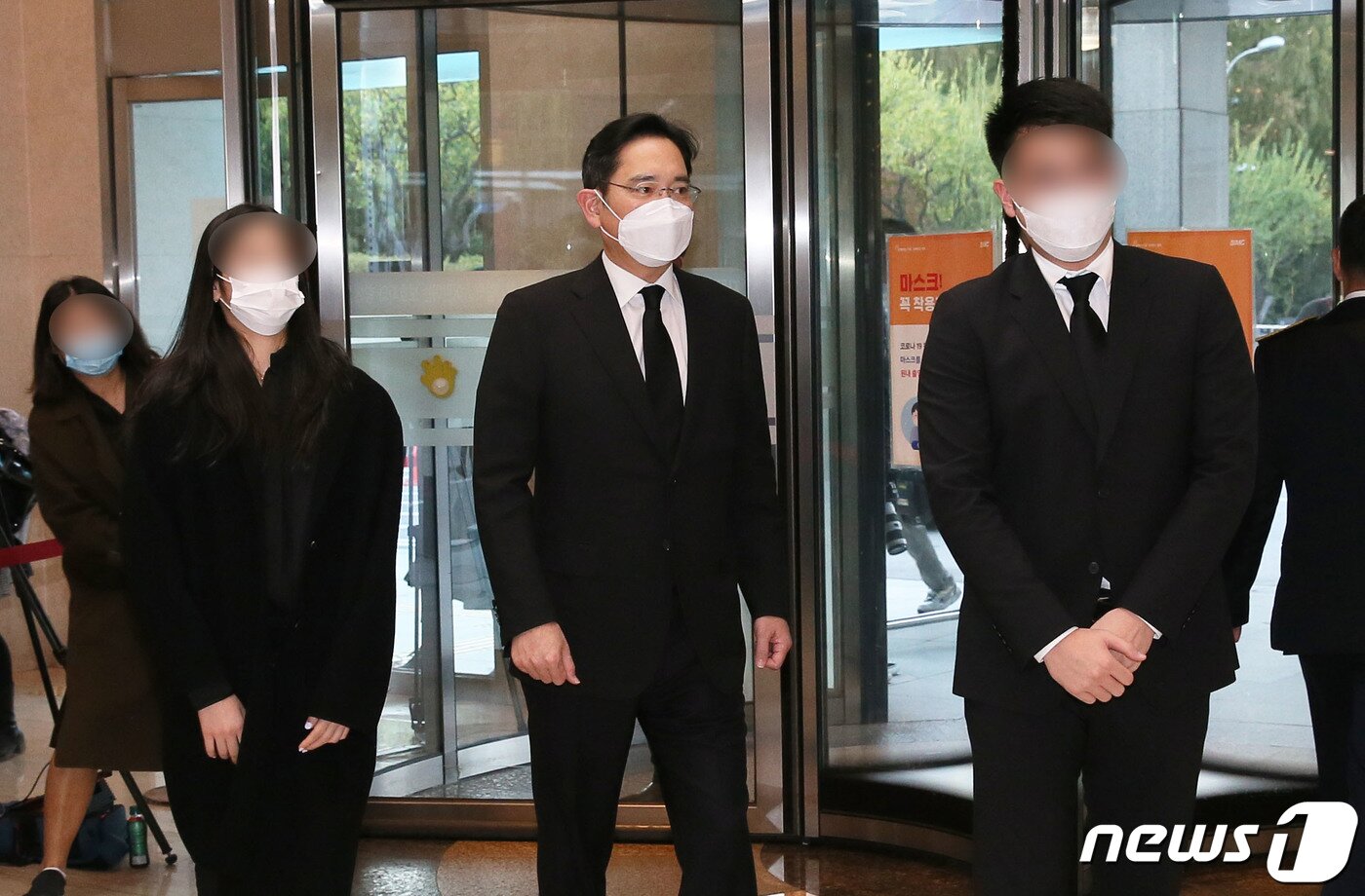 본문 이미지 - 이재용 삼성전자 부회장과 딸 이원주, 아들 이지호 씨가 25일 서울 강남구 삼성서울병원 장례식장에 마련된 故 이건희 삼성그룹 회장의 빈소로 이동하고 있다. 2020.10.25/뉴스1 ⓒ News1 임세영 기자