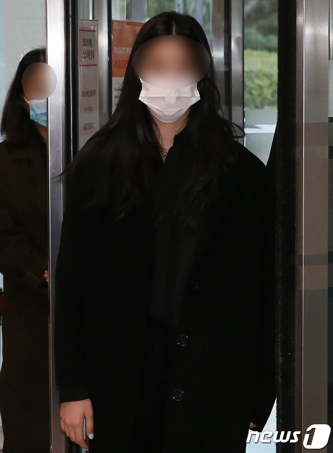 (서울=뉴스1) 임세영 기자 = 이재용 삼성전자 부회장의 딸 이원주 씨가  25일 오후 서울 강남구 삼성서울병원 장례식장에 마련된 故 이건희 삼성그룹 회장의 빈소로 이동하고 있다. …