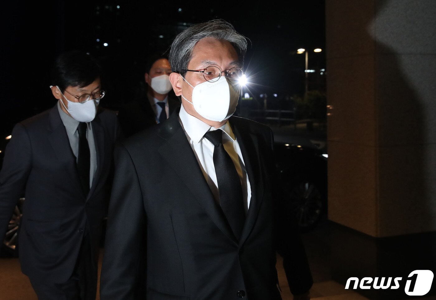 본문 이미지 - 노영민 대통령 비서실장이 25일 오후 서울 강남구 삼성서울병원에 마련된 고(故) 이건희 삼성그룹 회장의 빈소로 들어가고 있다. 2020.10.25/뉴스1 ⓒ News1 임세영 기자