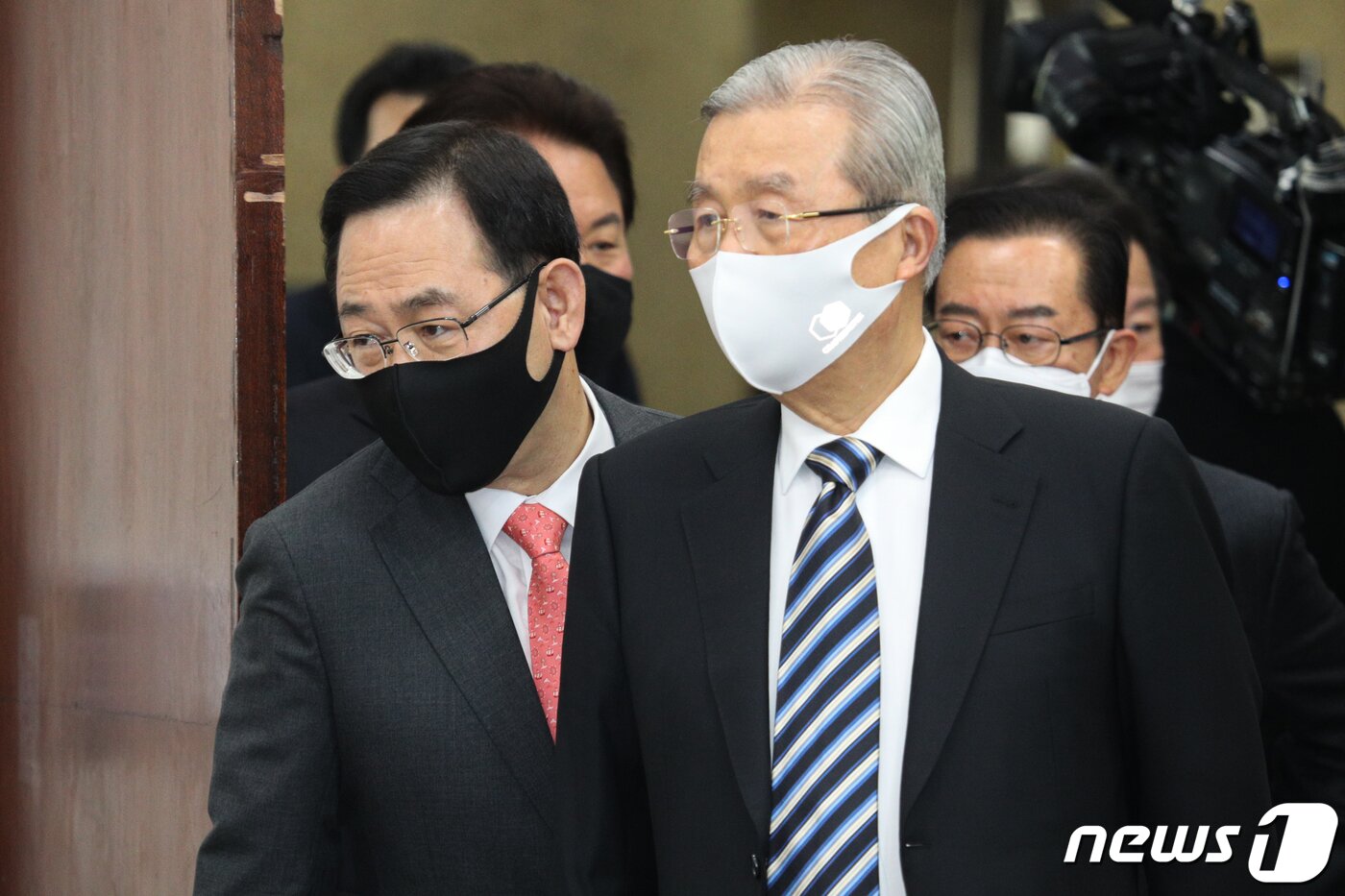본문 이미지 - 국민의힘 김종인 비대위원장, 주호영 원내대표가 26일 오전 서울 여의도 국회에서 열린 비상대책위원회의에 참석하고 있다. 2020.10.26/뉴스1 ⓒ News1 성동훈 기자