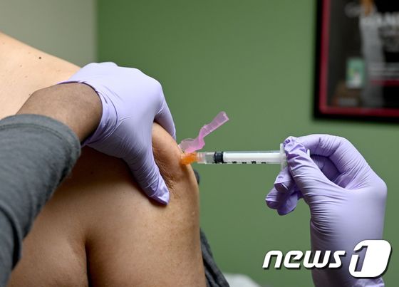 지난 1월31일 워싱턴DC의 한 의료시설에서 한 남성이 독감 백신을 맞고 있다. © AFP=뉴스1