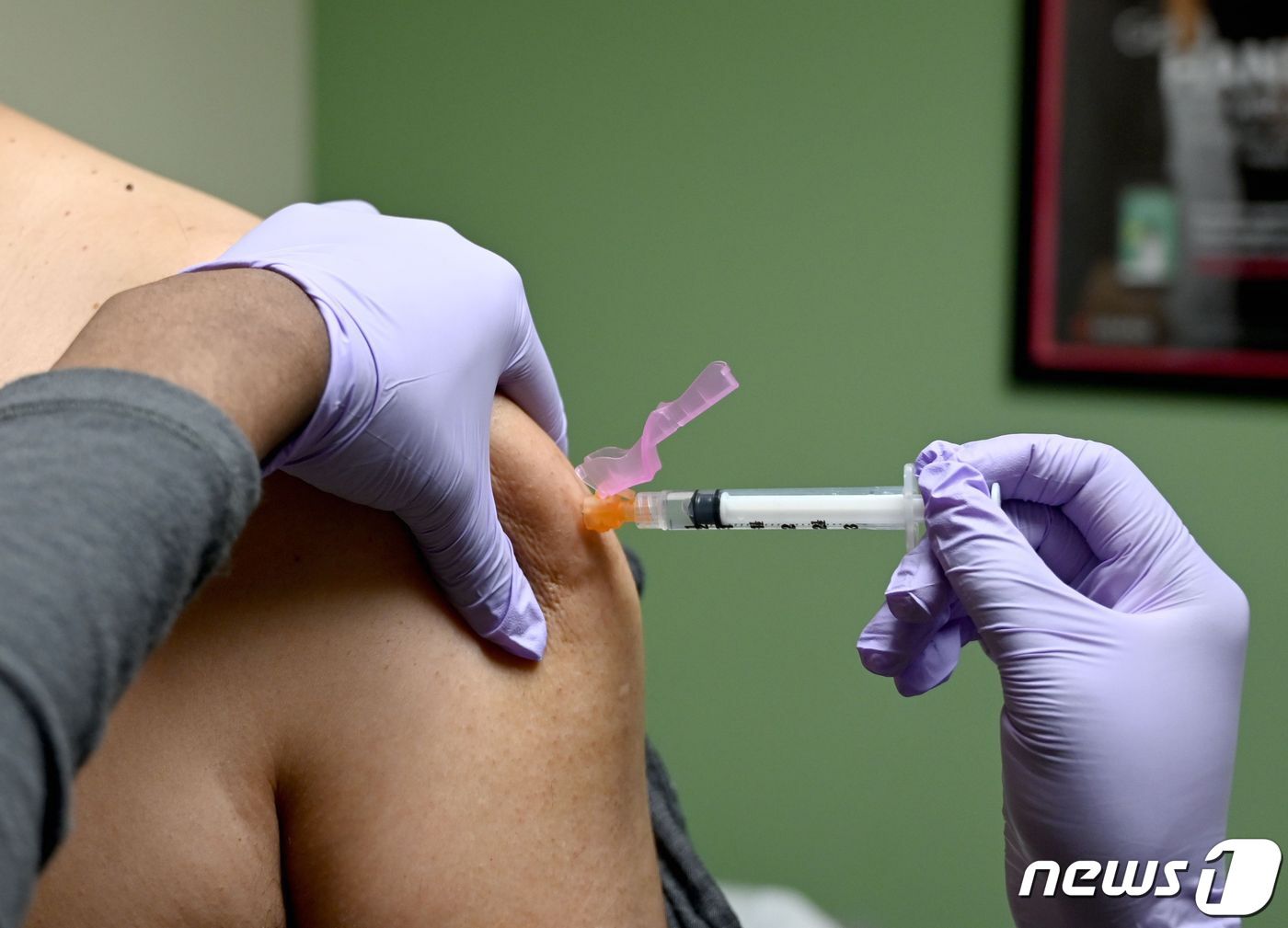 본문 이미지 - 지난 1월31일 워싱턴DC의 한 의료시설에서 한 남성이 독감 백신을 맞고 있다. ⓒ AFP=뉴스1