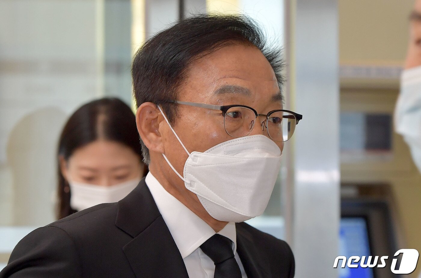 본문 이미지 - 김기남 삼성전자 DS부문 부회장이 26일 오전 고 이건희 삼성그룹 회장 빈소가 마련된 서울 강남구 서울삼성병원 장례식장에 들어서고 있다. 2020.10.26/뉴스1 ⓒ News1 사진공동취재단