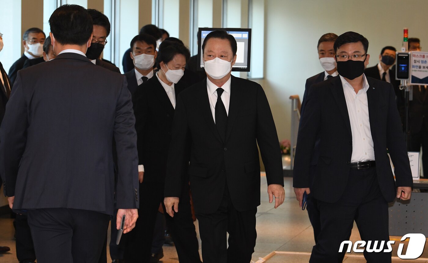 본문 이미지 - 박용만 대한상의 회장이 26일 서울 강남구 서울삼성병원 장례식장에 마련된 고 이건희 삼성그룹 회장의 빈소를 조문한 후 나서고 있다. 2020.10.26/뉴스1 ⓒ News1 사진공동취재단