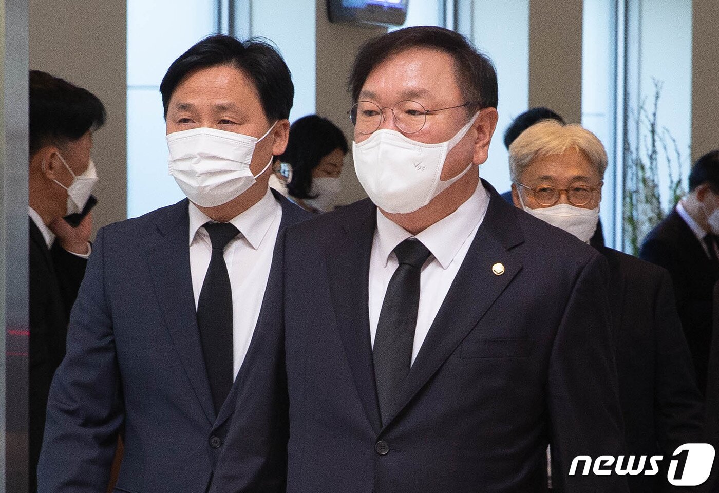 본문 이미지 - 김태년 더불어민주당 원내대표가 26일 오전 서울 강남구 서울삼성병원 장례식장에 마련된 고(故) 이건희 삼성그룹 회장 빈소에서 조문을 마치고 나서고 있다. 2020.10.26/뉴스1 ⓒ News1 사진공동취재단