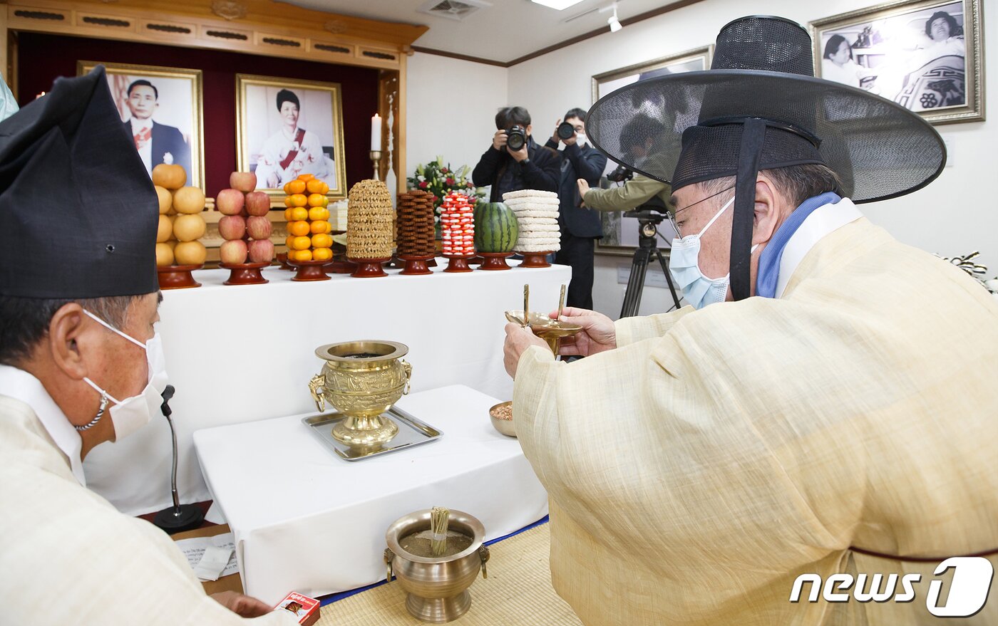 본문 이미지 - 26일 경북 구미시 박정희 생가에서 열린 박 전 대통령 41주기 추모식에서 장세용 구미시장이 아헌관으로 제례를 지내고 있다. 이날 추모식은 코로나19로 추도식은 하지 않고 헌관들도 추모관 밖에서 대기하다가 제례때만 입장했고 추모객들은 야외 주차장에 마련된 대형 스크린으로 추모행사를 지켜본 후 제례가 끝난 후 헌화했다. 2020.10.26 뉴스1 ⓒ News1 정우용 기자