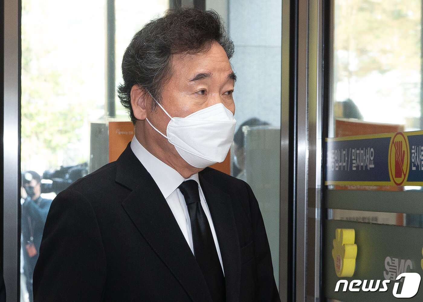 본문 이미지 - 이낙연 더불어민주당 대표가 26일 오전 서울 강남구 서울삼성병원 장례식장에 마련된 고(故) 이건희 삼성그룹 회장 빈소에 조문을 하기위해 들어서고 있다. 2020.10.26/뉴스1 ⓒ News1 사진공동취재단